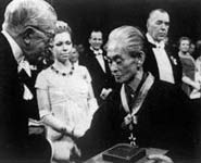 Kawabata recevant le Nobel
